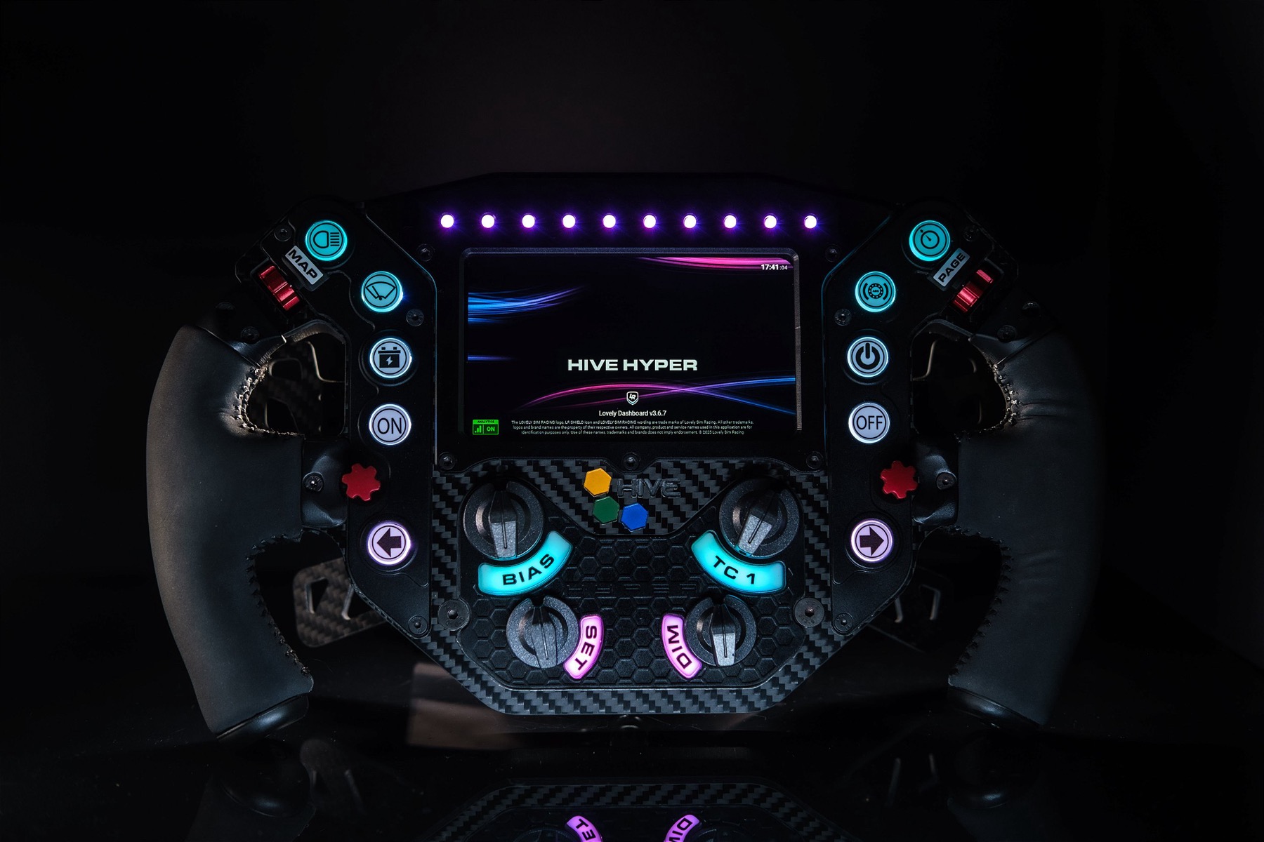 Volante HIVE Hyper 3, vista frontal, tela ligada exibindo o nome do produto
