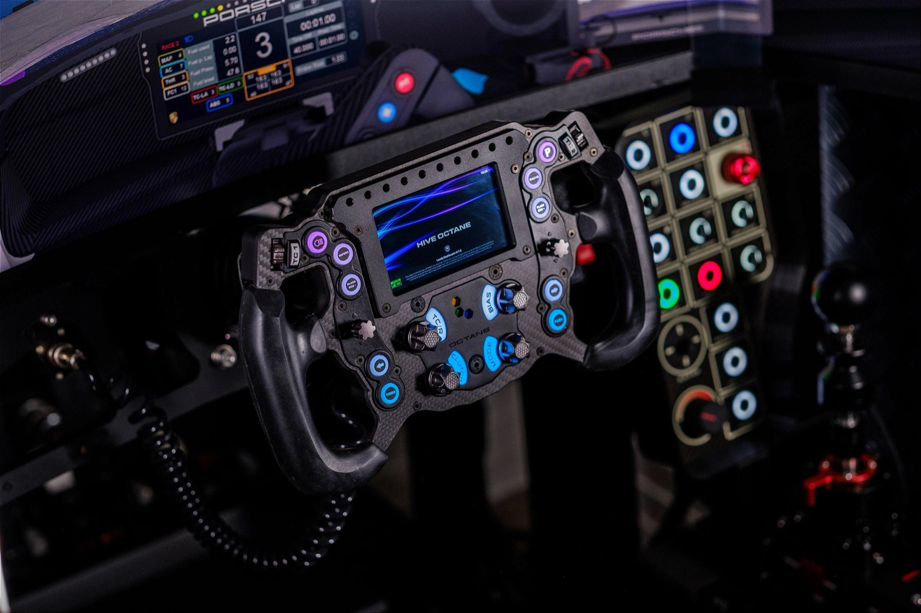 HIVE Octane V4 em fibra de carbono, montado em cockpit real de simracing